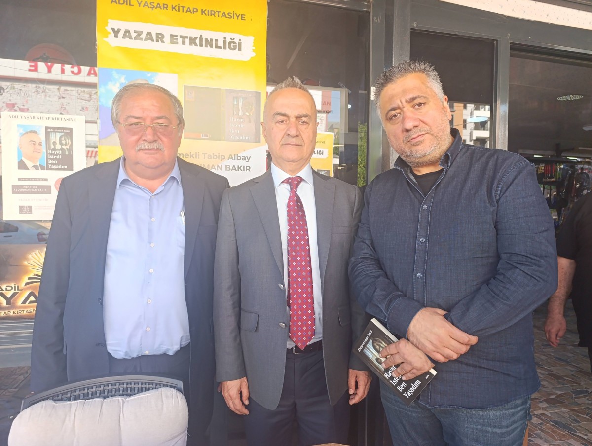 Prof. Dr. Abdurrahman Bakır Okurlarıyla Buluştu, Kitabını İmzaladı