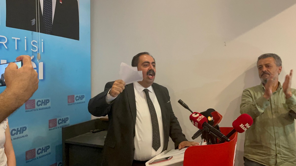 Barış Yıldız Kürsüde Görevden Alma Yazısını Yırttı