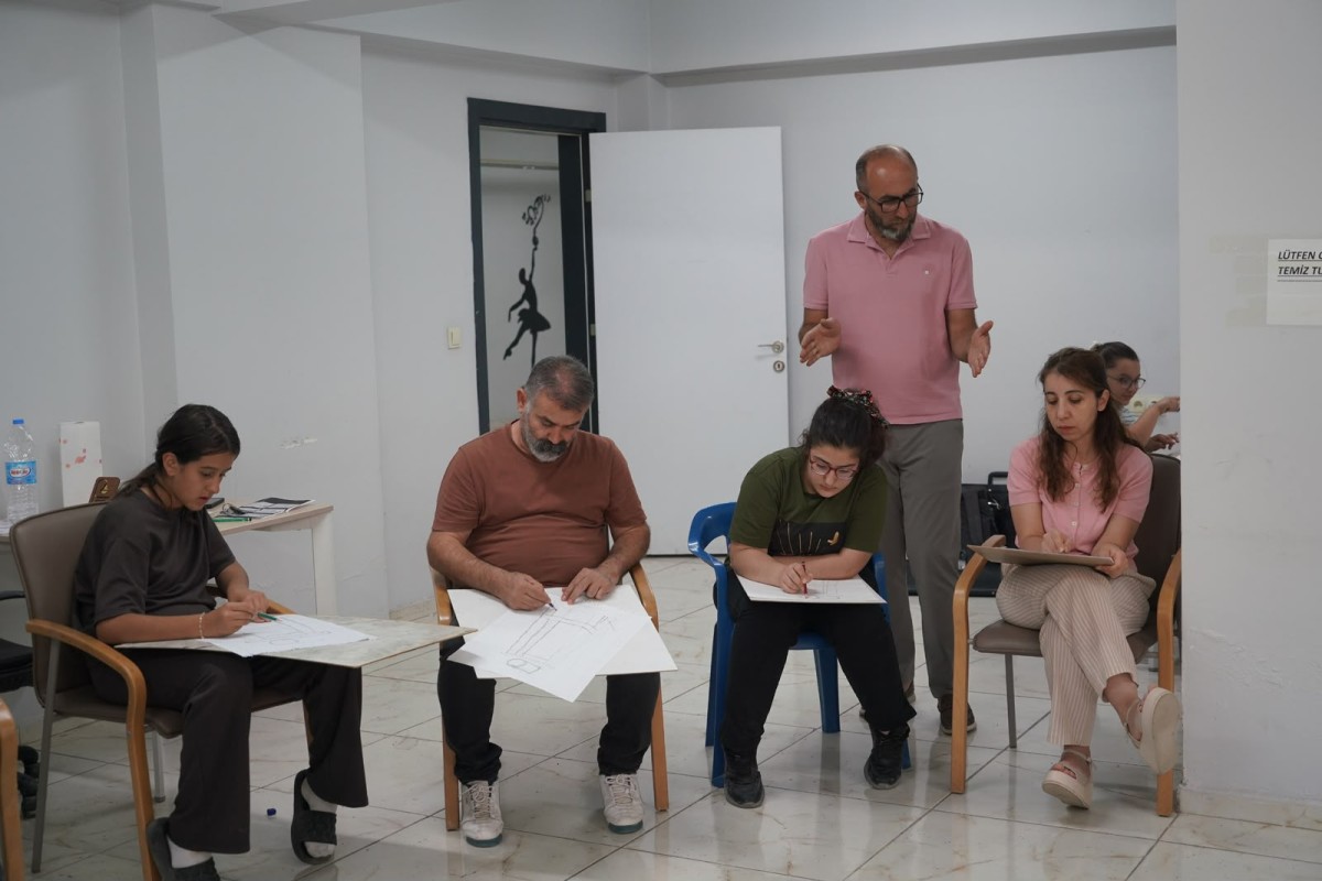 AKEM’de Veliler ve Çocuklar Aynı Atölyede Resim Eğitimi Alıyor