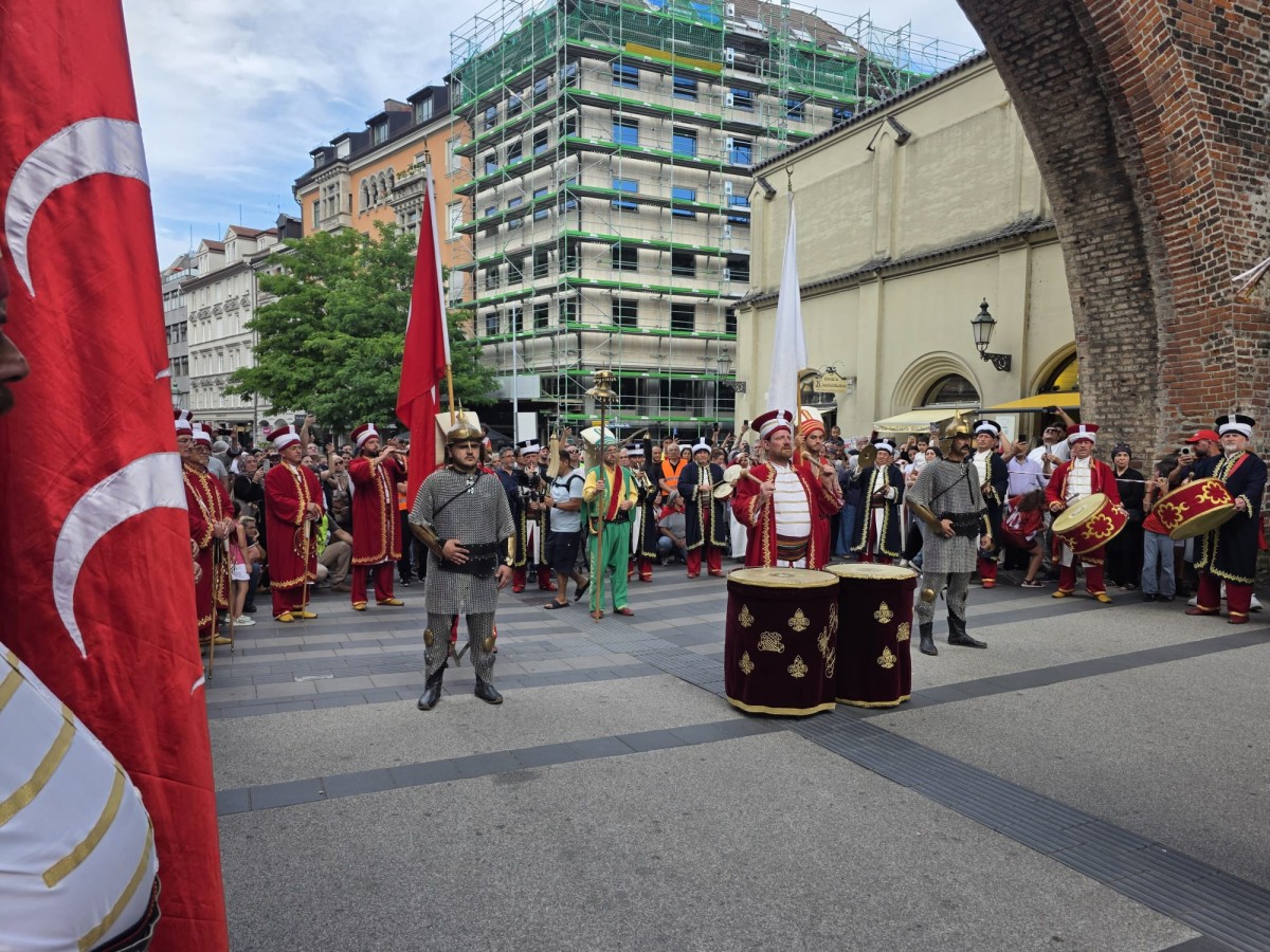Münih'te Tarihî Mehter Coşkusu: Sendlınger Tor'da Gönülleri Fethetti