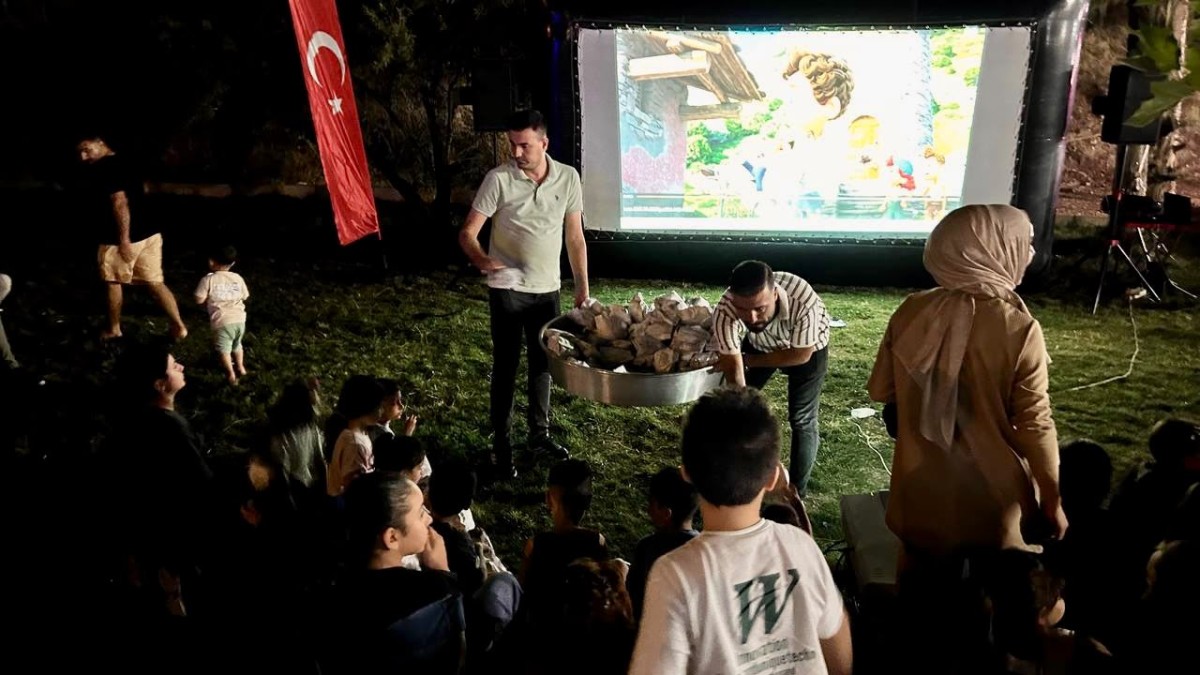 Yıldızların Altında Çocuk Sineması’na Yoğun İlgi