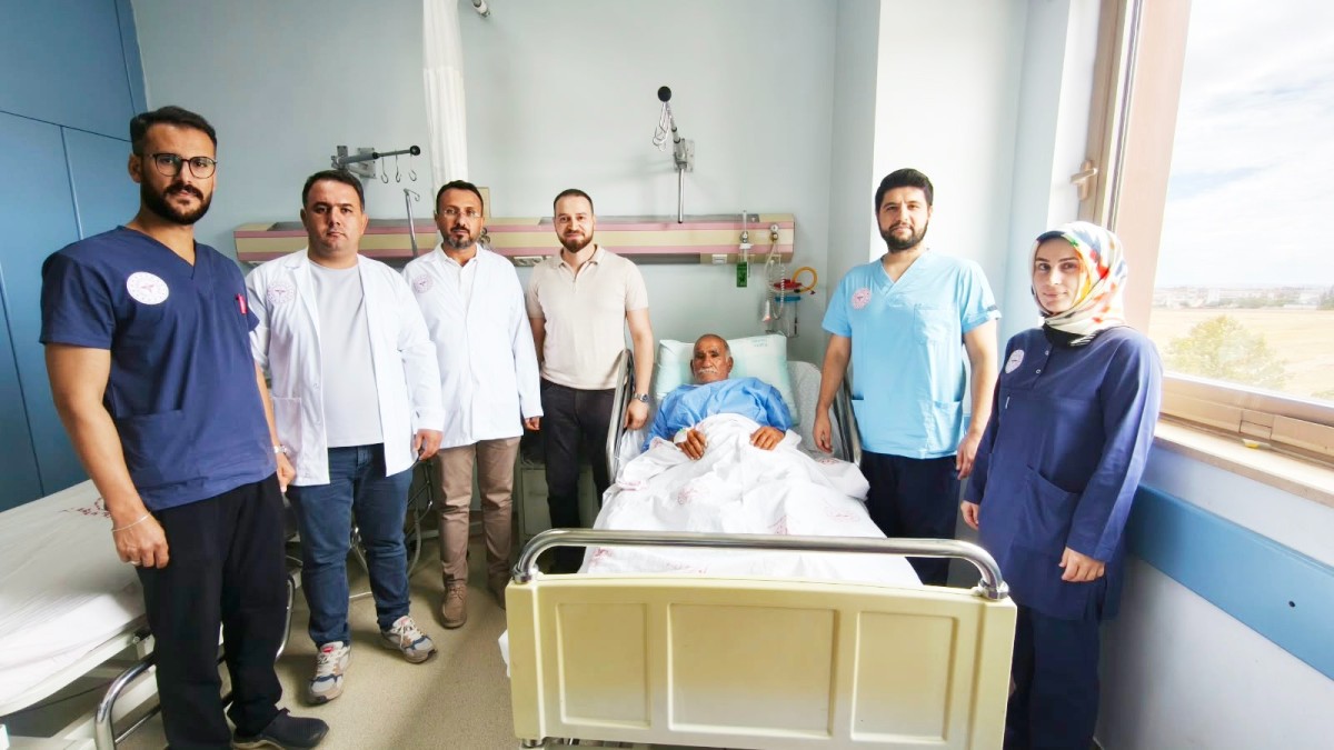 Kahta’da 82 Yaşındaki Hastanın Mesanesinden 42 Taş Çıkarıldı