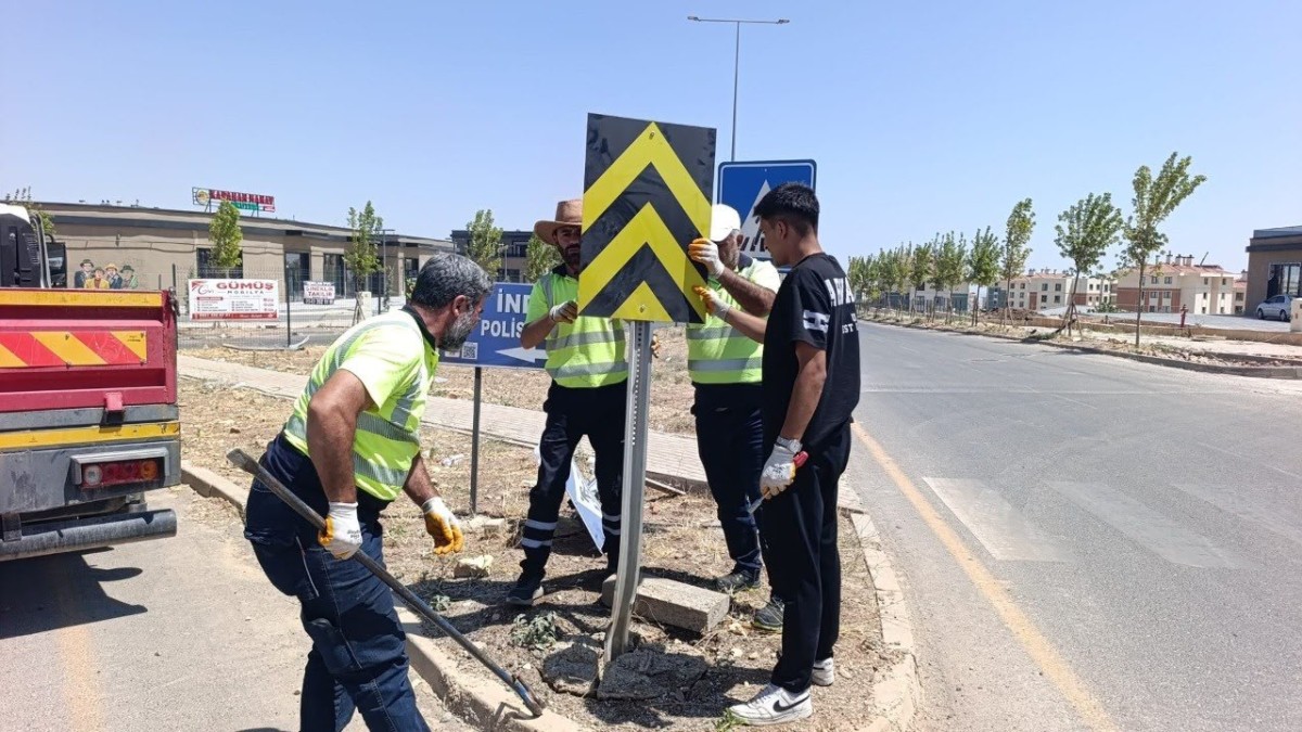 Adıyaman’da Trafik Güvenliği İçin Uyarı Levhaları Yenileniyor