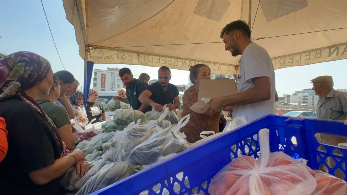 Adıyaman Belediyesi’nin Ürettiği Yaz Sebzeleri Tezgaha Çıktı Hem Doğal Hem Bütçe Dostu Yaz Sebzeleri Tezgahta