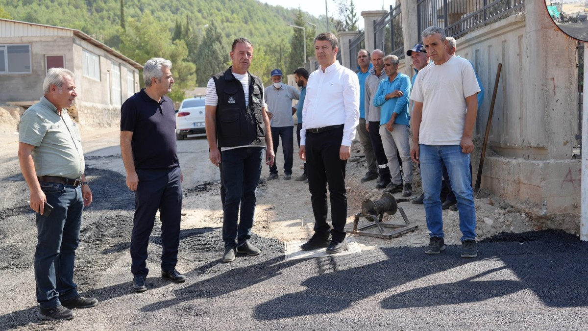 Başkan Tutdere Asfalt Çalışmalarını Yerinde İnceledi  Şehit Cem Özgül Ortaokulu, Adliye Lojmanları ve Narlıkuyu’da Yoğun Asfalt Mesaisi 