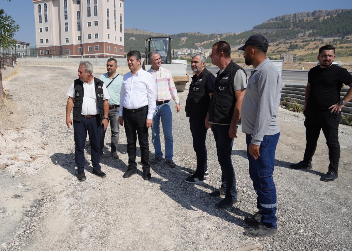 Adıyaman Belediyesi Okullar Bölgesini Yeni Eğitim Yılına Hazırlıyor  Başkan Tutdere Asfalt Çalışmalarını Yerinde İnceledi