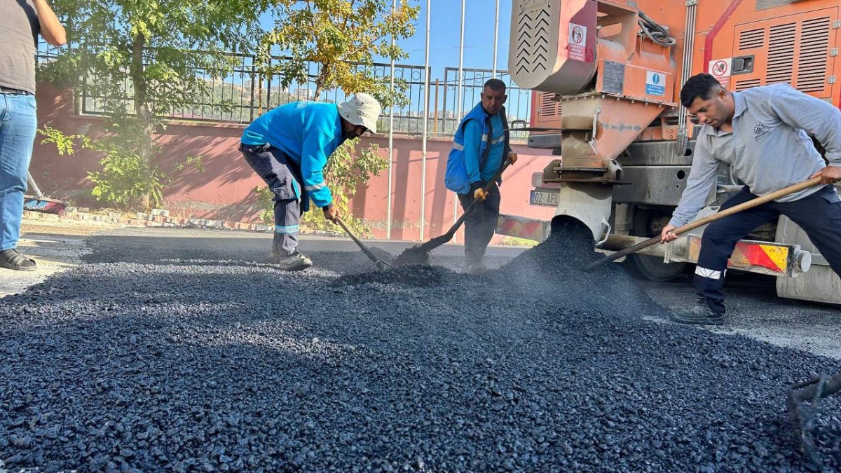 Adıyaman Belediyesi Yol Bakım ve Onarım Çalışmalarını Sürdürüyor