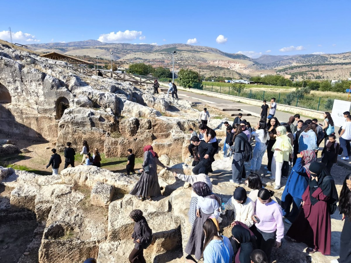 Adıyaman Belediyesi’nden YKS’ye Hazırlanan Öğrencilere Perre Antik Kenti Gezisi